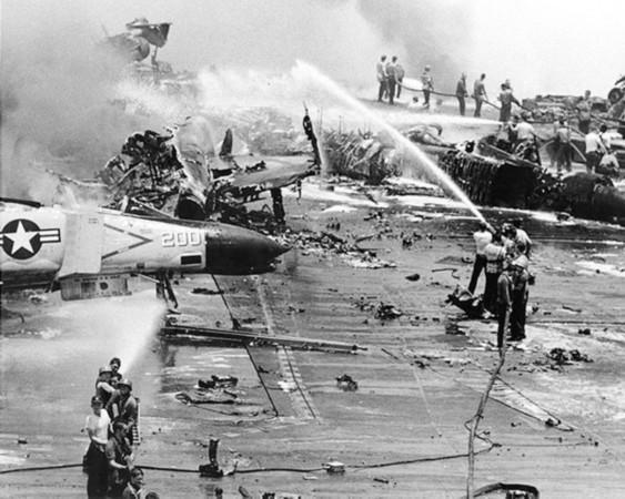一枚火箭弹突然发射，引爆百枚炸弹，航母顷刻变火海，134人丧生