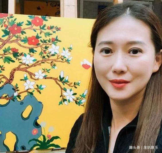 女星儿子发烧40度，喂孩子吃药后坚持搭乘飞机回家