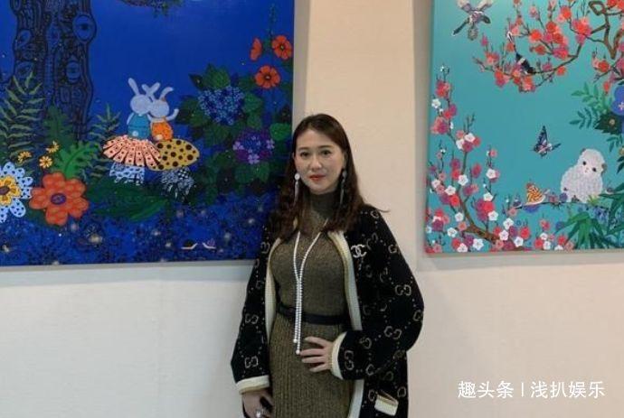 女星儿子发烧40度，喂孩子吃药后坚持搭乘飞机回家