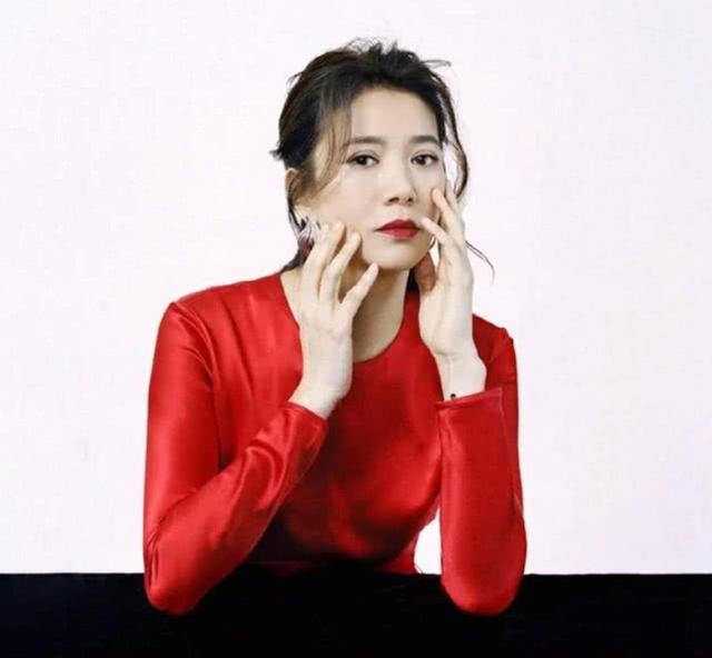 49岁袁咏仪换新造型，“龙须刘海”配红唇，扑面而来的少女感！