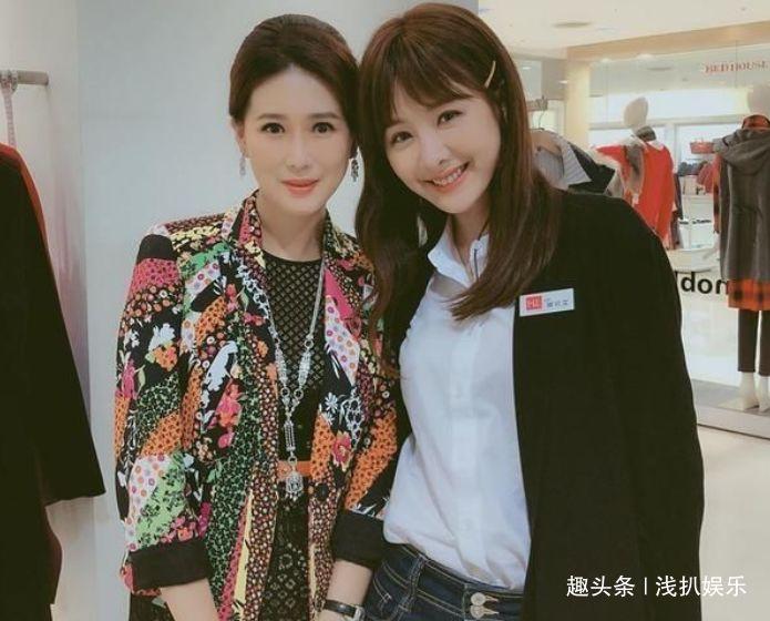 女星儿子发烧40度，喂孩子吃药后坚持搭乘飞机回家