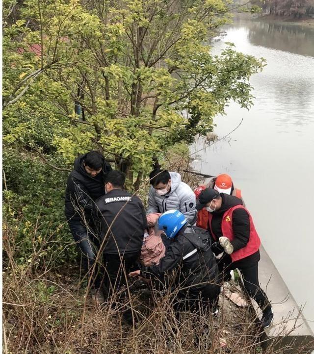 上海一女孩跳河轻生，外卖小哥跳河救人！