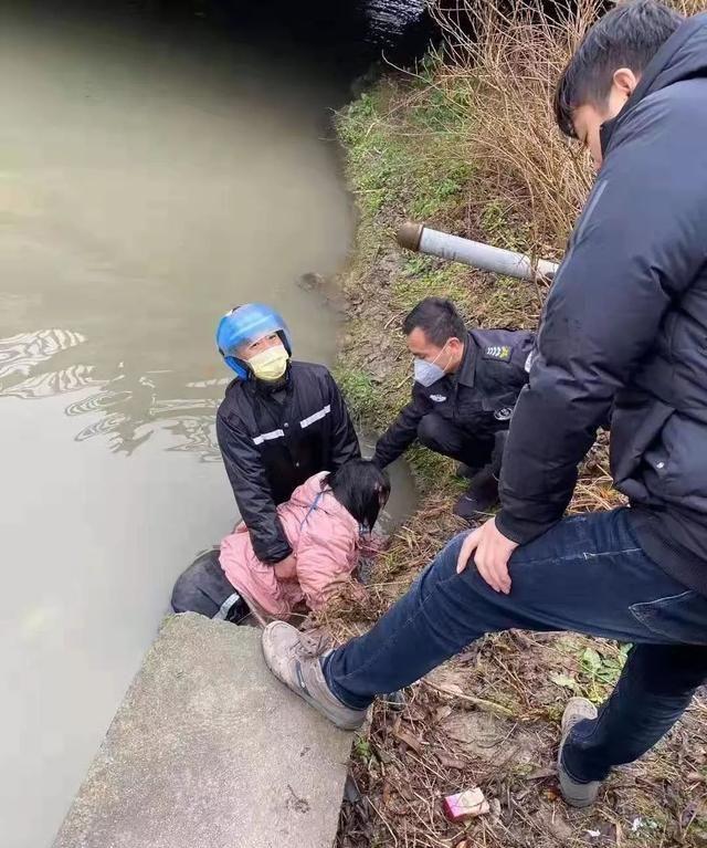 上海一女孩跳河轻生，外卖小哥跳河救人！