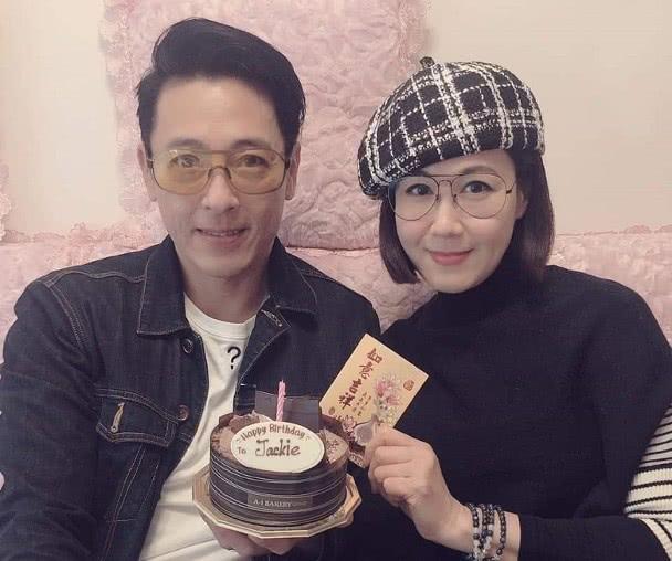 吕颂贤54岁生日，老婆景婷用心陪伴，做一对快乐的丁克夫妻