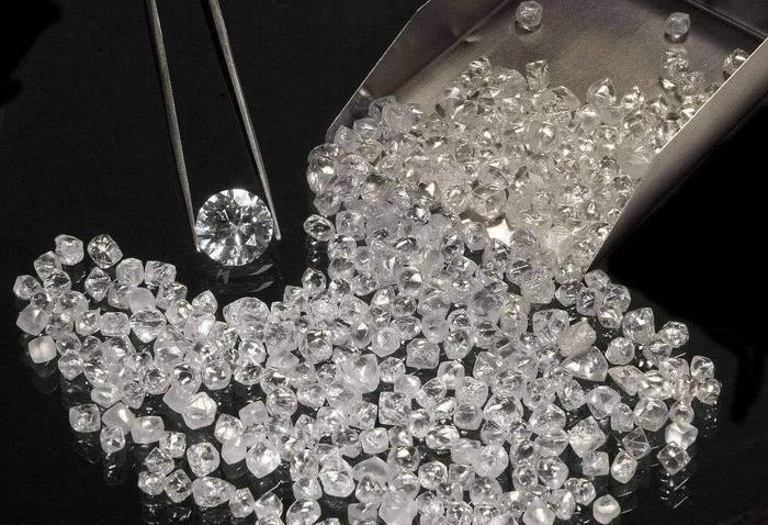 它是世界上最大的钻石，传言受过诅咒，佩戴者都发生过事故