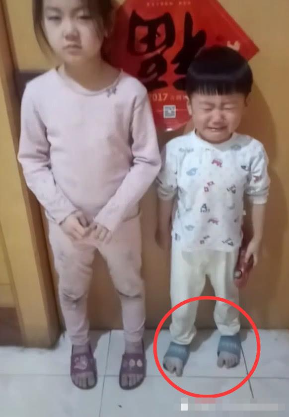 姐弟俩犯错被妈妈罚，看到弟弟的脚时，瞬间笑得直不起腰