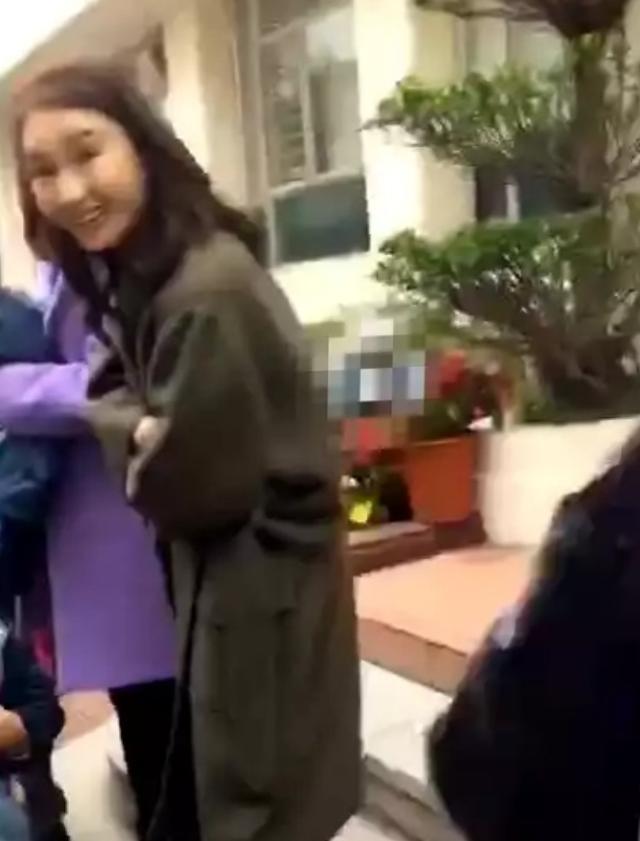 48岁黎姿与残疾老公接女儿放学，黎姿回眸一笑，还是那么美