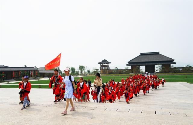 世界最大最高的孔子铜质塑像在曲阜，尼山圣境体验明礼生活方式