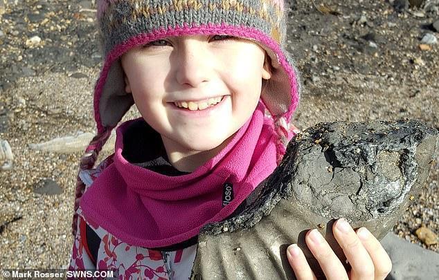 英国8岁女孩是寻宝达人，海边发现远古化石，捡古董珠宝凑齐嫁妆