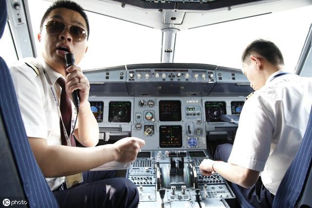 《中国机长》票房逆袭突破20亿！副驾驶真的曾在高空被吸出窗外？