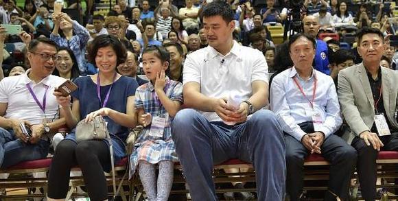 姚明9岁女儿亮相世界杯，身高成焦点，是否会进军篮球界不得而知