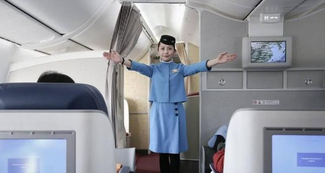 飞机起飞时，空姐为何要将头等舱的帘子拉上？机长道出其中原因