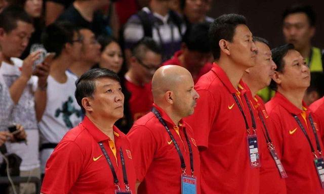 月薪仅7500中国男篮主教练，发掘赵继伟重用周琦，重返亚洲之巅