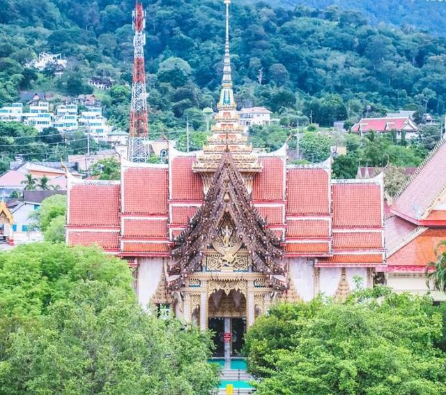 泰国最“包容”寺庙，门前可以燃放鞭炮，香火不断游客众多