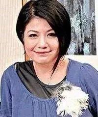 她曾是罗文的学生，黄家驹的女友，为了黄家驹30年未婚