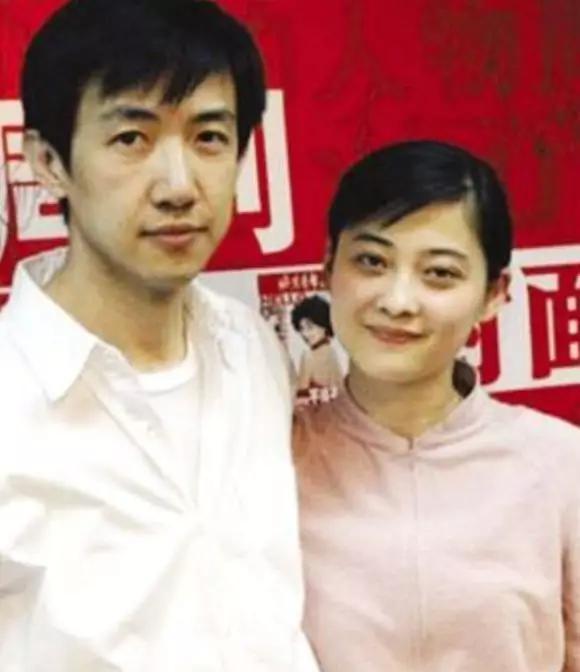 21岁从中戏退学，26岁闪婚名导，37岁再婚，如今一儿一女幸福美满