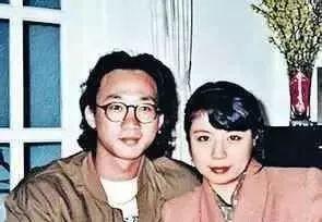 她曾是罗文的学生，黄家驹的女友，为了黄家驹30年未婚