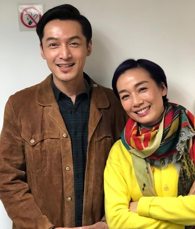 她是胡歌迷妹，搭档周润发与马明组CP，与吴君如弟弟隐婚10年