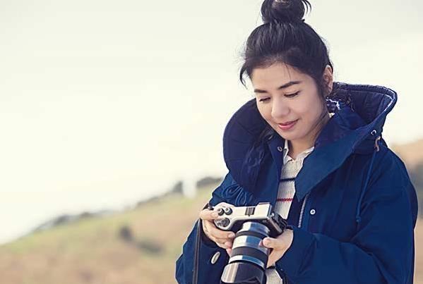 她们都是痴情女子，另一半去世后，至今仍然未改嫁，她举行冥婚