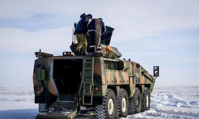哈萨克斯坦测试新型武器系统 分别配备装甲车和防地雷反伏击车