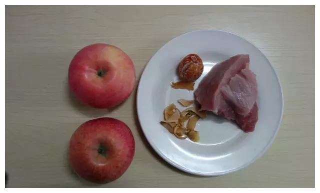春节过后，用家里的苹果煮一碗清汤，去除体内湿气又止咳