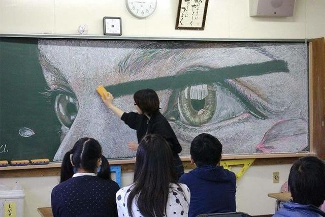 超牛学生把黑板画成这，但架不住老师出动了黑板擦！