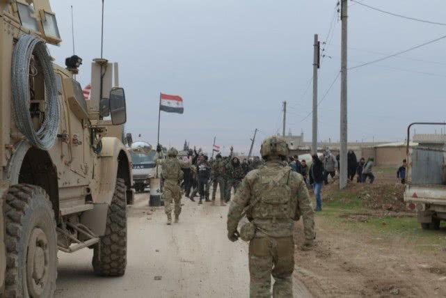 美军车队与叙村民发生冲突，国旗被撕车胎被爆，最后还得求助俄军