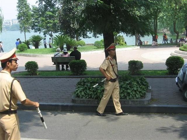 越南交警执勤，吊儿郎当，戴着墨镜抽烟，不知道关键时靠的住吗