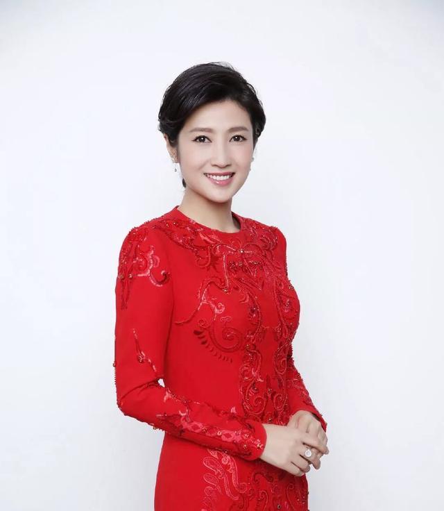 北京卫视一姐春妮，离婚后嫁给央视国脸，高龄产子开启全新人生