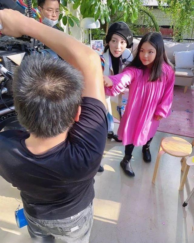 李湘10岁女儿正式进军娱乐圈，红裙皮靴大浓妆，面对镜头不胆怯