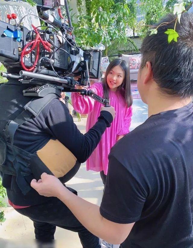李湘10岁女儿正式进军娱乐圈，红裙皮靴大浓妆，面对镜头不胆怯