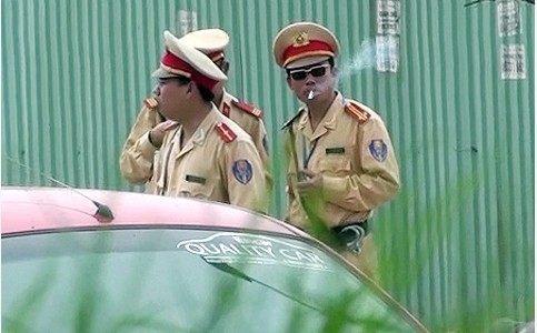 越南交警执勤，吊儿郎当，戴着墨镜抽烟，不知道关键时靠的住吗