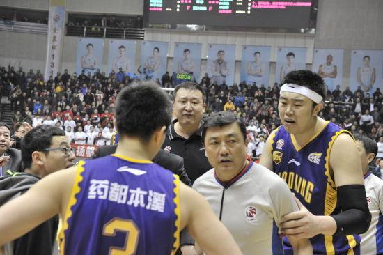 中国篮球历史最黑暗一幕！卫冕冠军贿赂裁判，篮协处罚却不承认