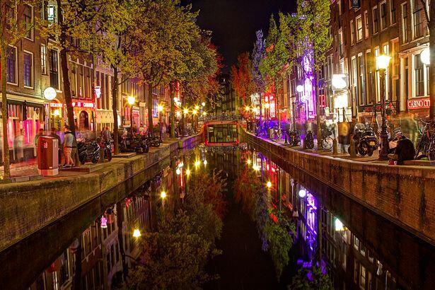 阿姆斯特丹将禁止团体游客去红灯区，原因竟是人太多了