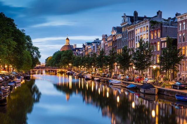 阿姆斯特丹将禁止团体游客去红灯区，原因竟是人太多了
