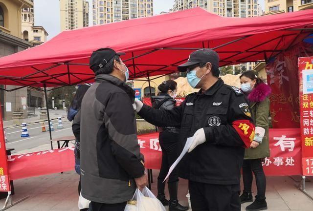 「给疫情下的“小人物”拍张照」小区保安“站岗”为居民测量体