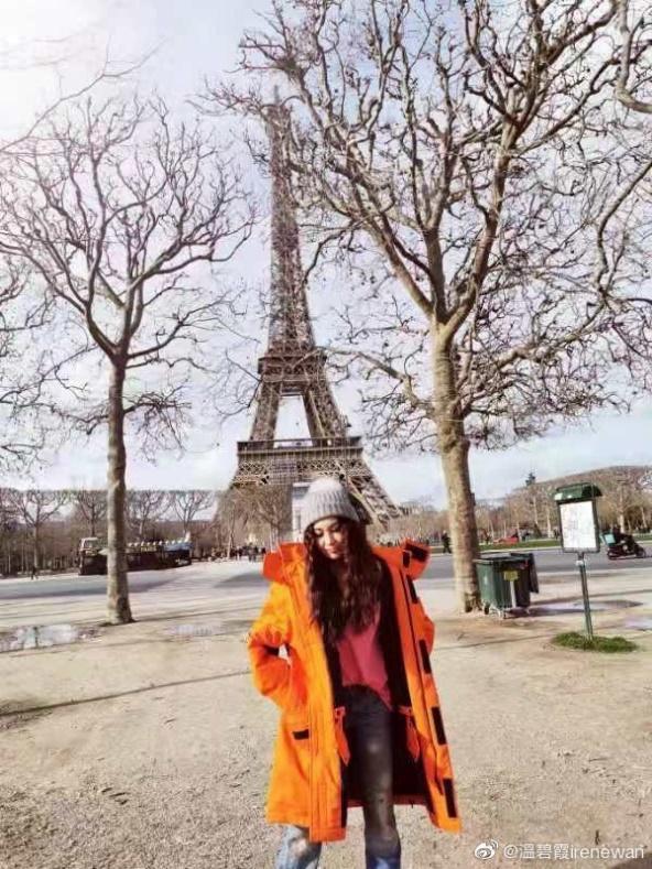 54岁温碧霞晒巴黎旅游美照，穿衣时尚身材纤细，少女感十足