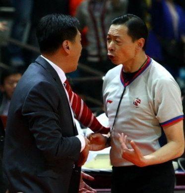 中国篮球历史最黑暗一幕！卫冕冠军贿赂裁判，篮协处罚却不承认