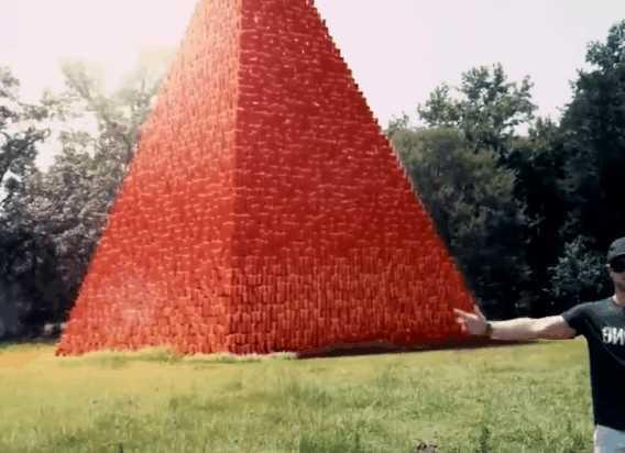 男子用一百万个纸杯码成金字塔遭人嘲笑, 测试后效果让人拍手称赞