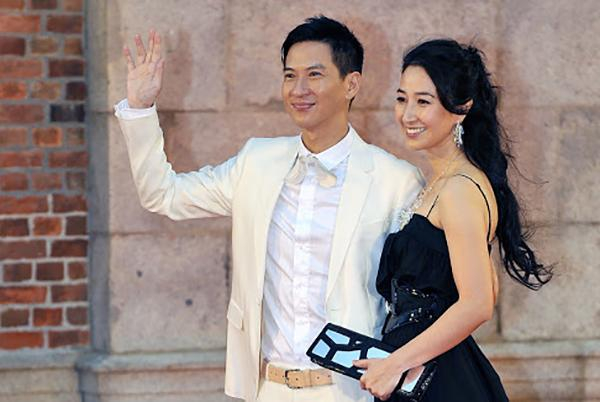 公认的好老公好爸爸吴镇宇张家辉，也曾在KTV与女星举止暧昧？