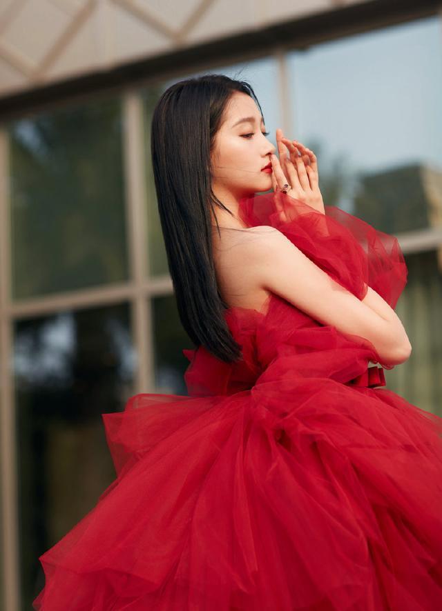 关晓彤作为澳门电影节形象大使，一身红色纱裙出席红毯及颁奖典礼