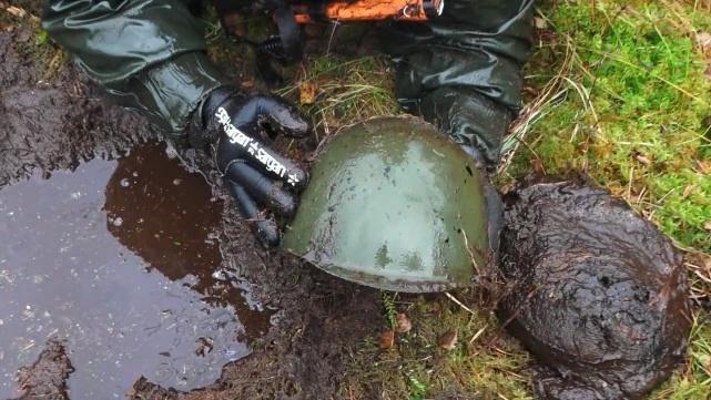 俄罗斯人在沼泽地寻宝，探摸后找到大量二战装备，子弹和新的一样