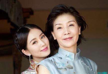 挑父母优点长的明星，杨紫和妈妈一模一样，鹿晗妈妈像姐姐