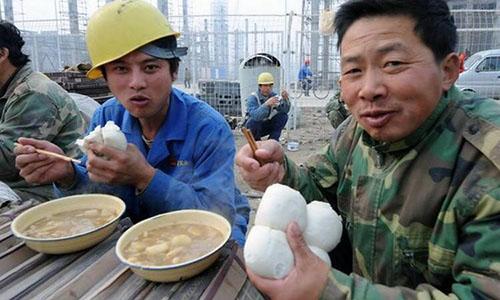 农民工“太挑剔”？月薪三千也雇不来农民工，背后原因很现实