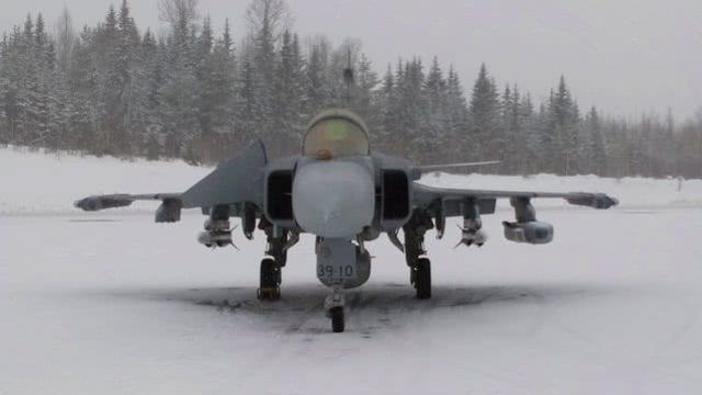 鸭翼战机雪中亮剑，一身挂载让歼10眼红，北欧小国着实强悍