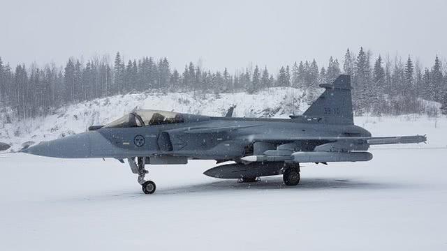 鸭翼战机雪中亮剑，一身挂载让歼10眼红，北欧小国着实强悍