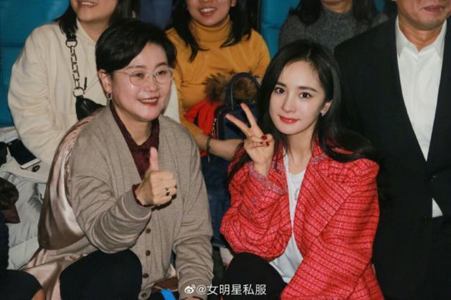 杨幂最新路演造型，毛呢外套配过膝长靴，真是精致到指尖的女明星