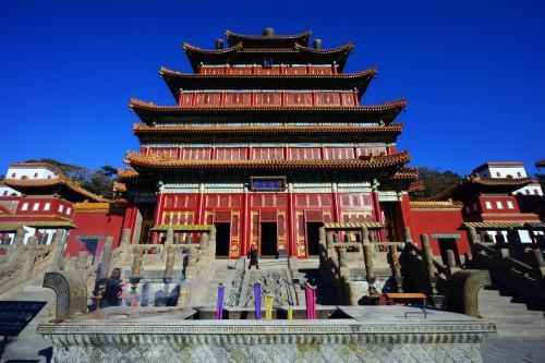 仿西藏桑鸢寺而建，不同风格的建筑融为一体，河北省承德普宁寺