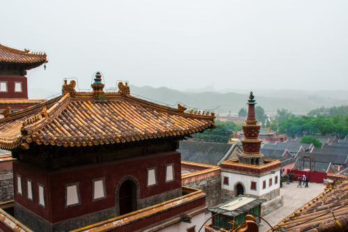 仿西藏桑鸢寺而建，不同风格的建筑融为一体，河北省承德普宁寺