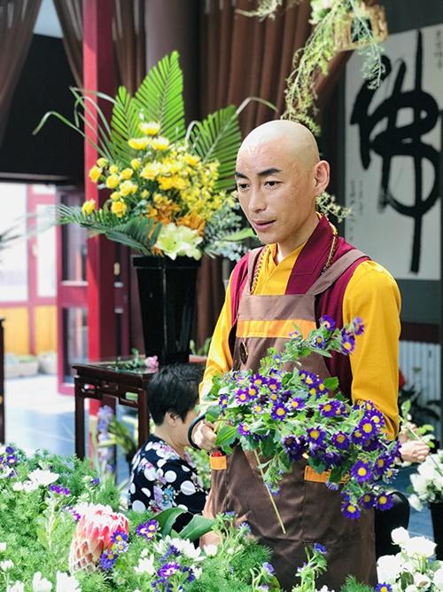 宗恩法师佛前供花的禅意哲思